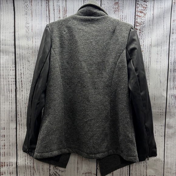 Fabletics NWT Milano Charcoal Gray Fleece with Black Faux Leather Sleeves Coat - Picture 4 of 10